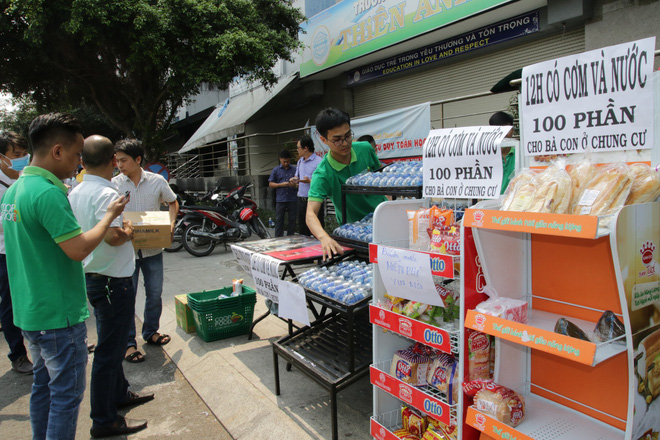 Vụ cháy kinh hoàng ở chung cư Carina: Người dân ấm lòng nhận thức ăn, quần áo miễn phí